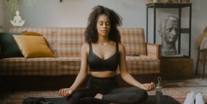 Jeune femme noir en train de méditer