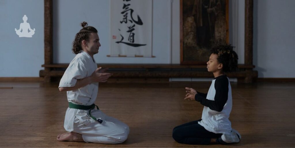 Enfant en train d'apprendre à méditer avec un professeur de méditation