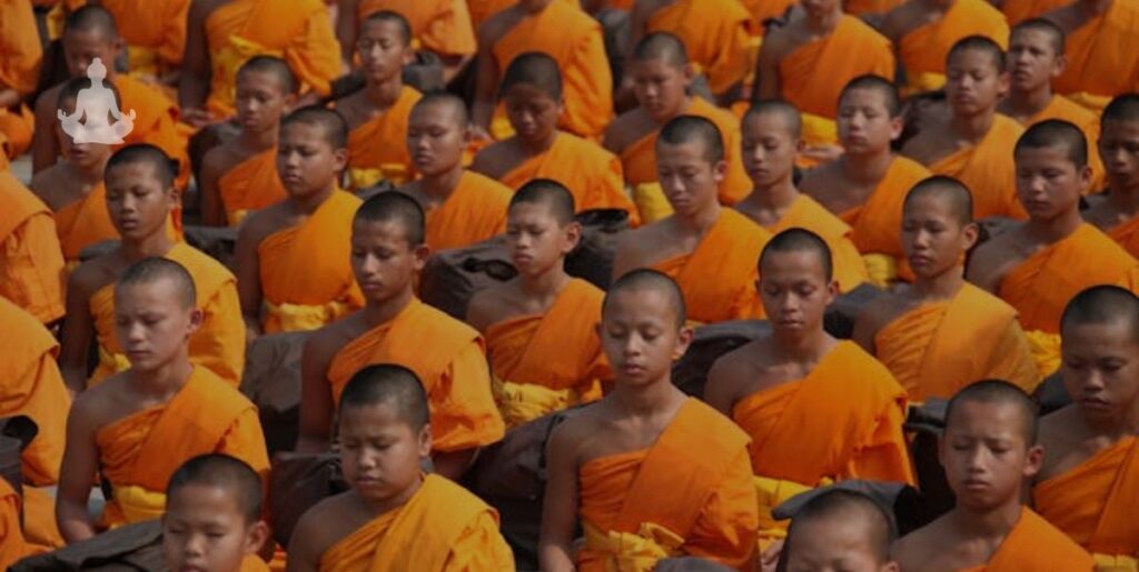 Groupe de moines en train de méditer