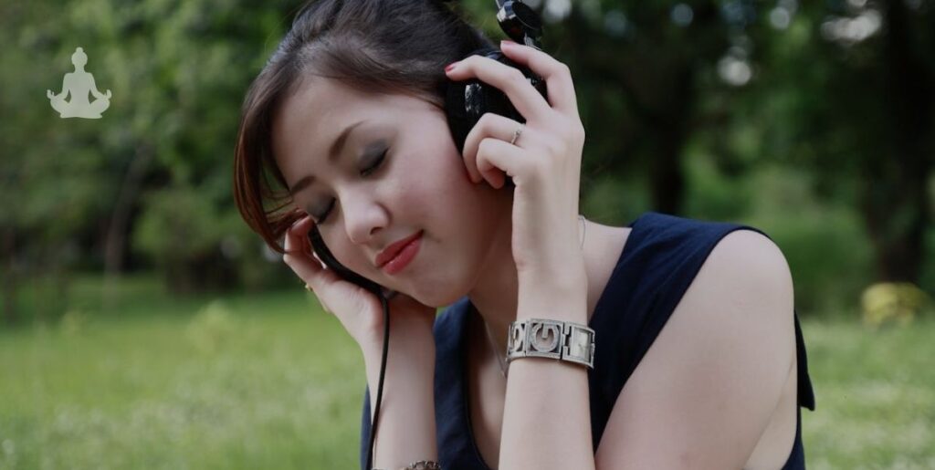 Jeune femme en train d'écouter une méditation dans son casque audio