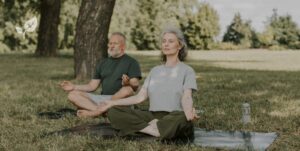 Deux personnes en train de méditer dans un champs