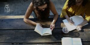 Jeunes filles en train de lire des libres sur une table