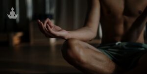 Homme torse nu en train de méditer