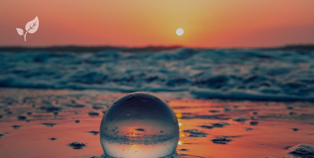 Boulet d'eau face à la mer et au coucher du soleil