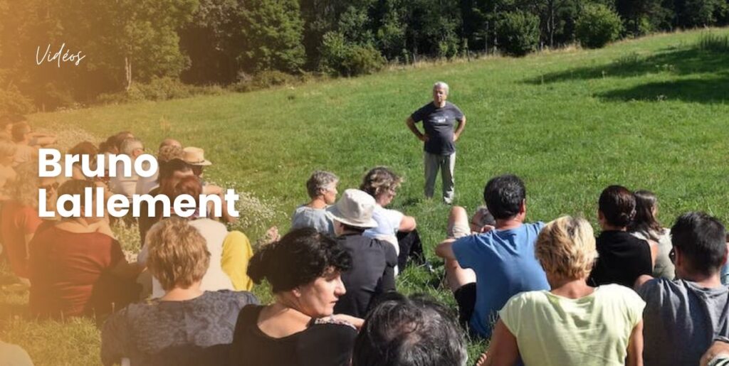 Bruno Lallement en train de parler face à un groupe dans la nature