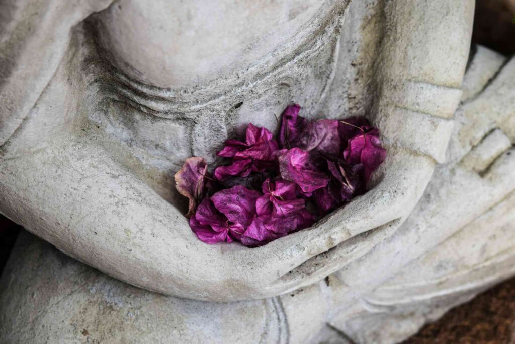 statue avec des pétales roses dans ses mains