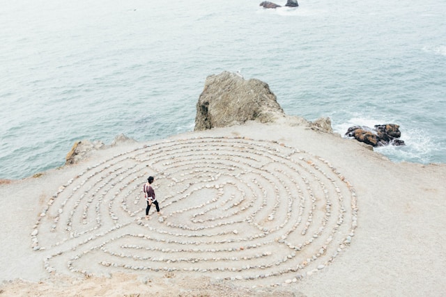 homme vue de haut sur une plage au milieu d'un cercle d'énergies