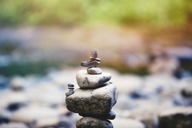 pierres méditation dans une rivière